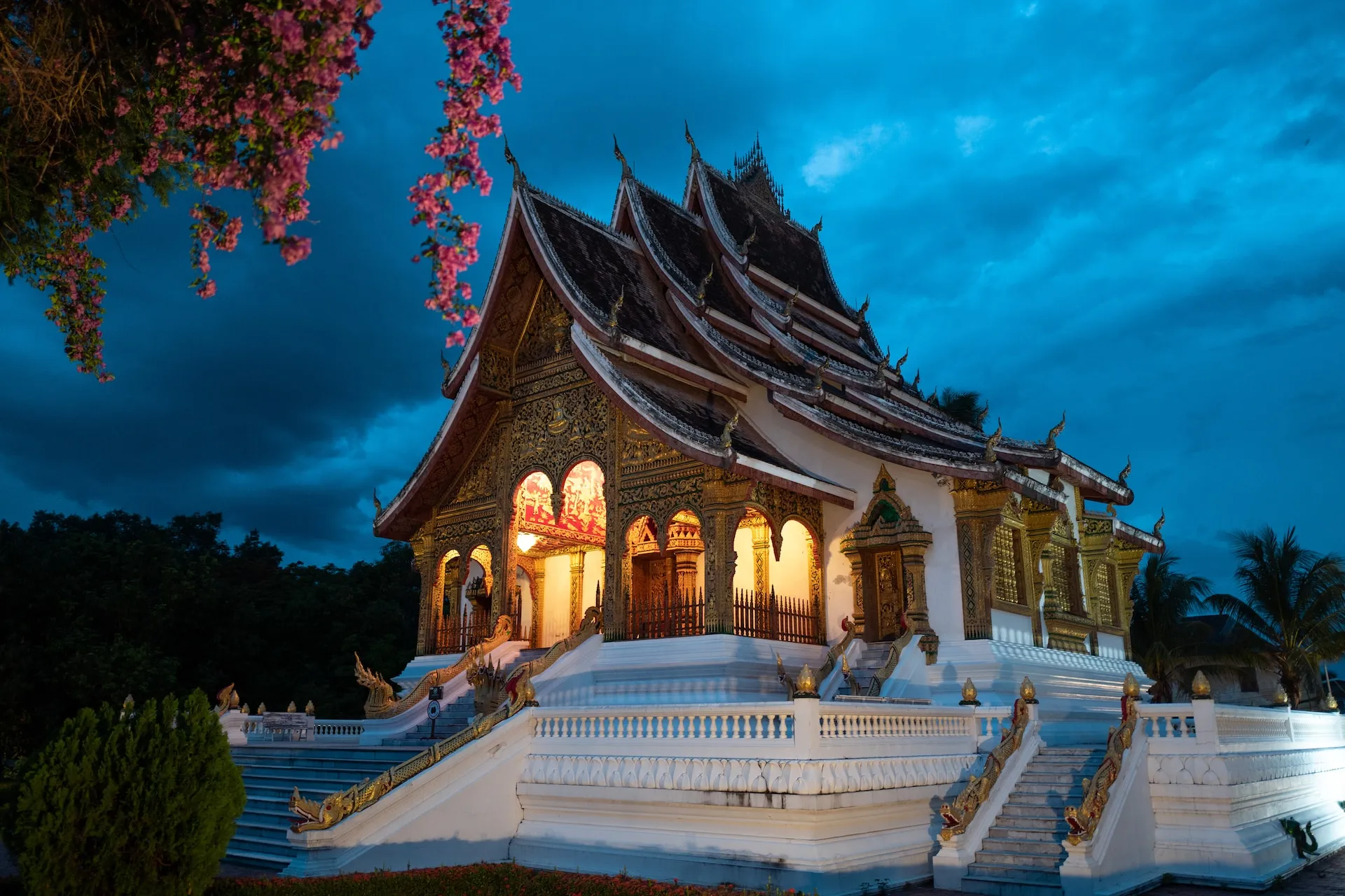 2-Day Luang Prabang Itinerary: Alms Giving, Old Town Temples, Kuang Si Falls, Sunset Phou Si & Night Market Eats k8t4de