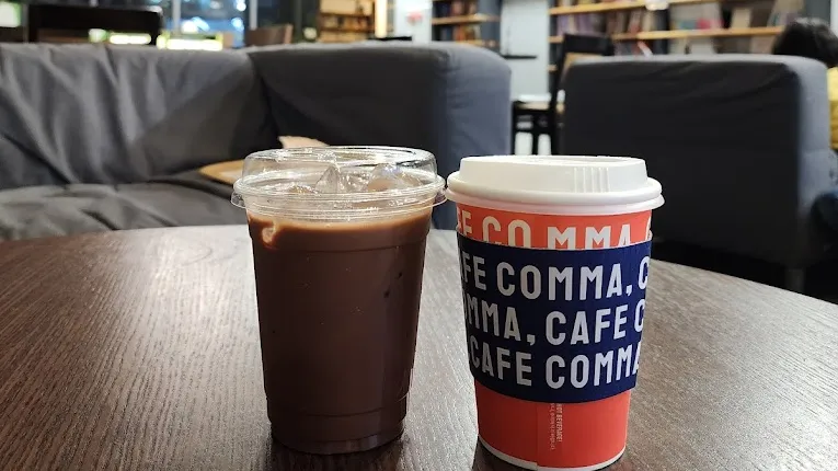 Cafe Comma & Yann Couvreur
