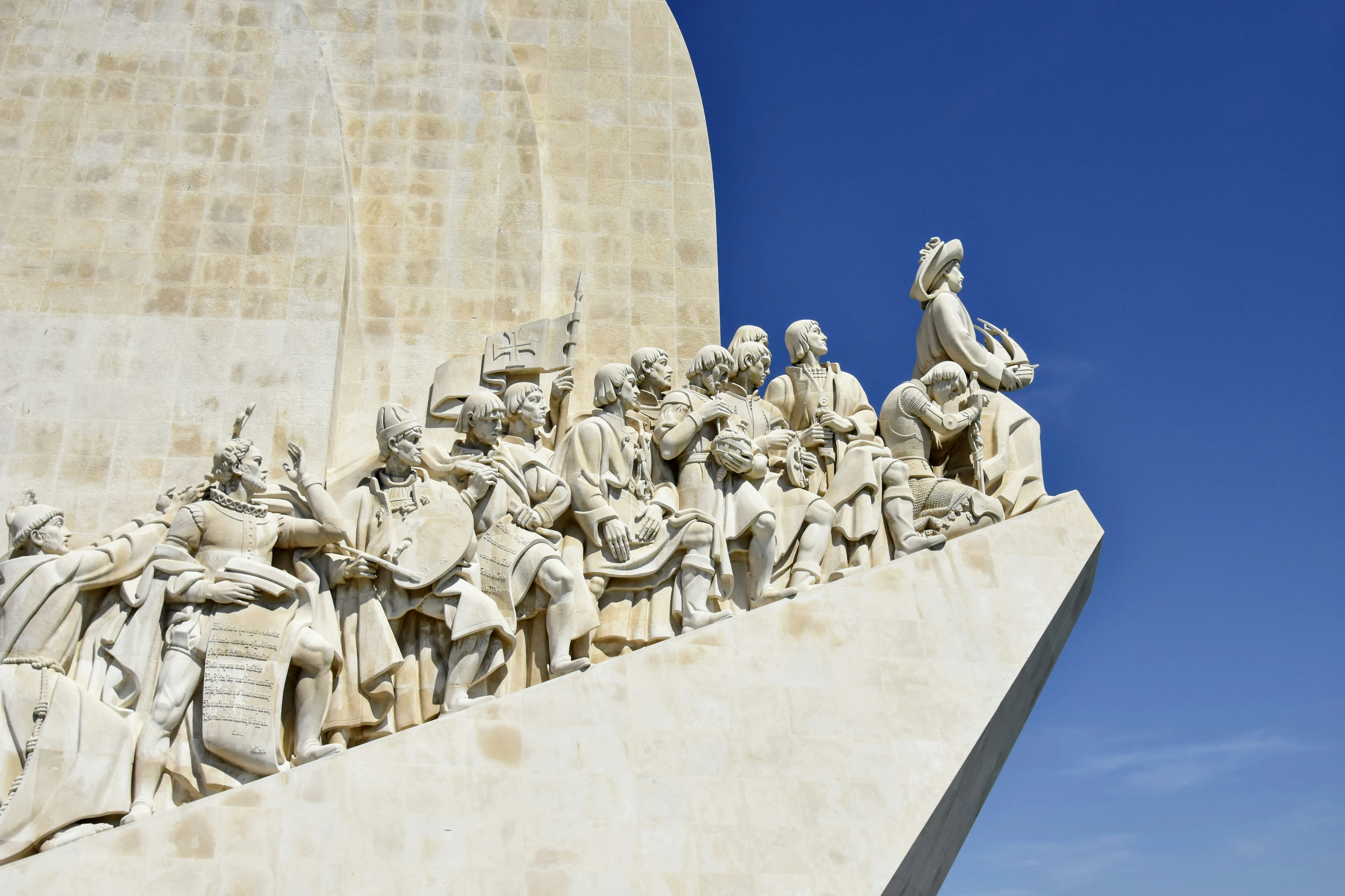 Lisbon Unfolded: City Sights to Coastal Bites em8wjb