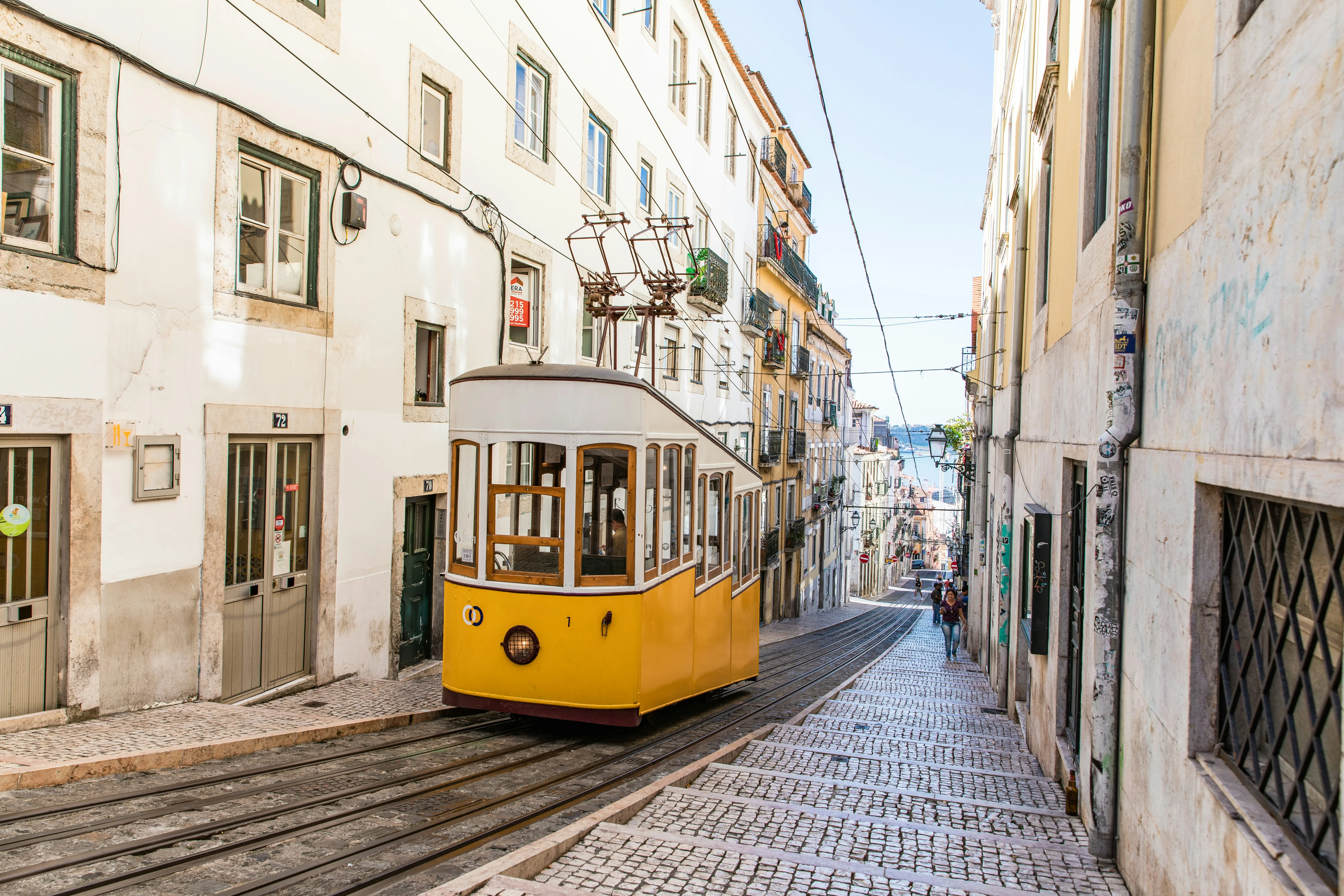 Lisbon Unfolded: City Sights to Coastal Bites em8wjb