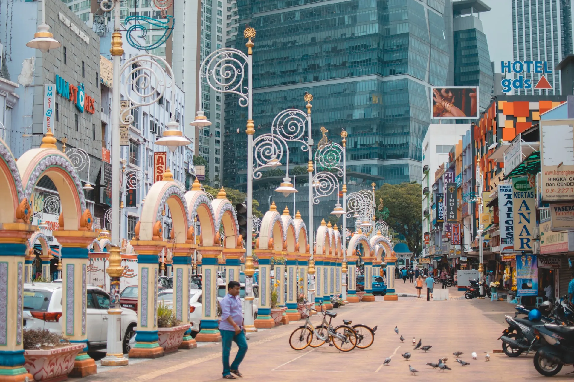 3 Days in Kuala Lumpur: Batu Caves, Petronas Towers, Merdeka Square, Chinatown Markets, KL Rooftops & Little India kyz2oc