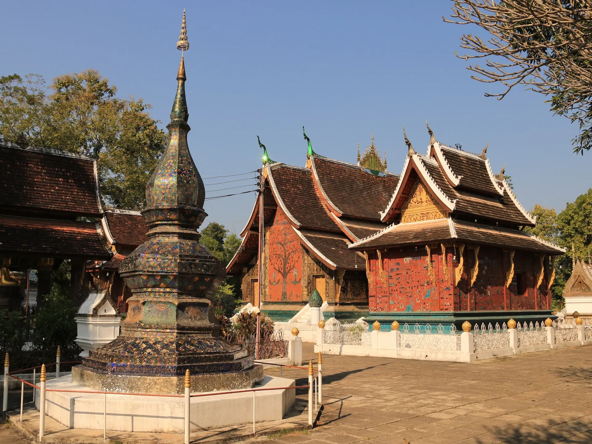 2-Day Luang Prabang Itinerary: Alms Giving, Old Town Temples, Kuang Si Falls, Sunset Phou Si & Night Market Eats k8t4de