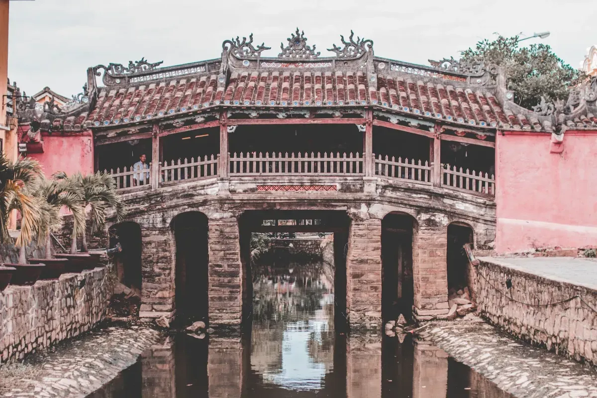 https://api.holicay.com/uploads/large_4984c793-webp-benjamin-wong-UiuT7esZuIg-unsplash.webp