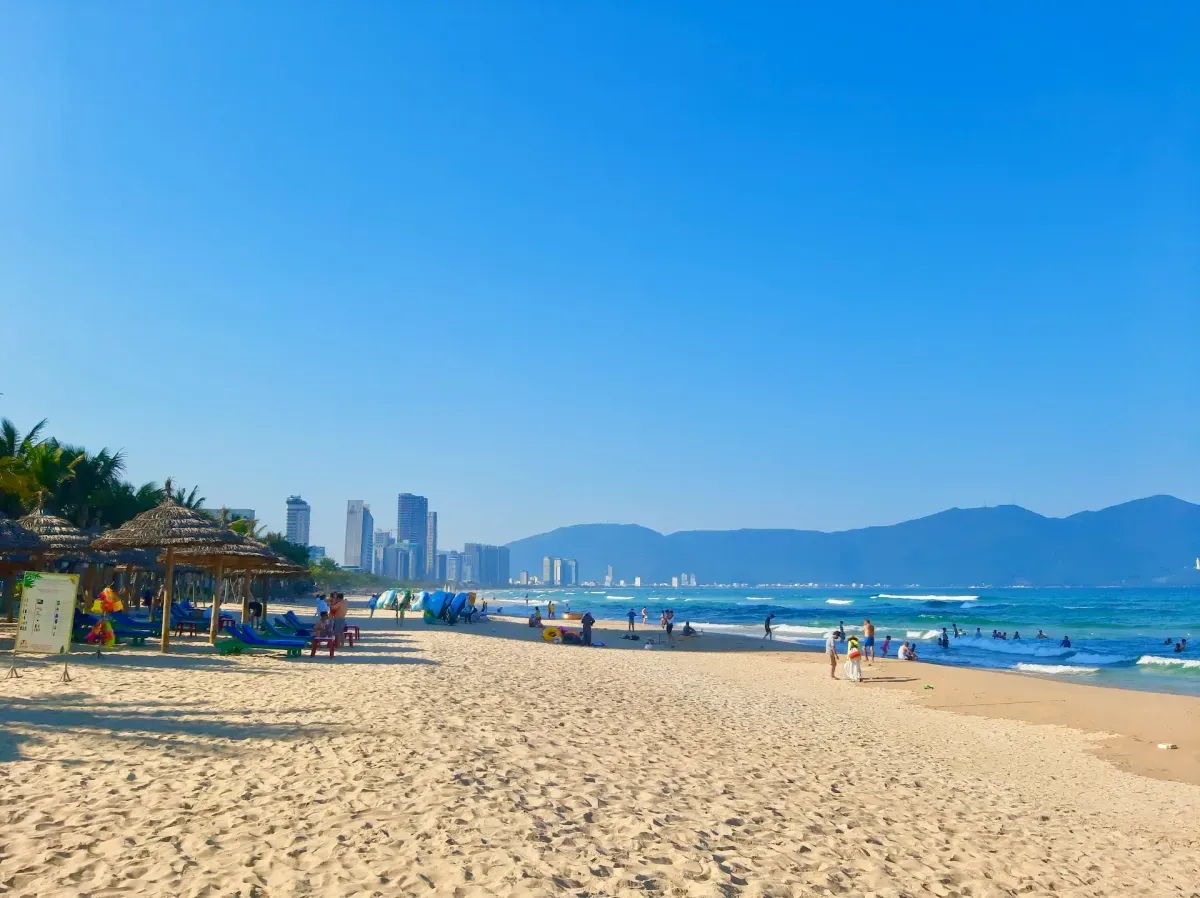 https://api.holicay.com/uploads/large_7e36b952-webp-phuc-le-BlYE8b80UHo-unsplash%20(1).webp