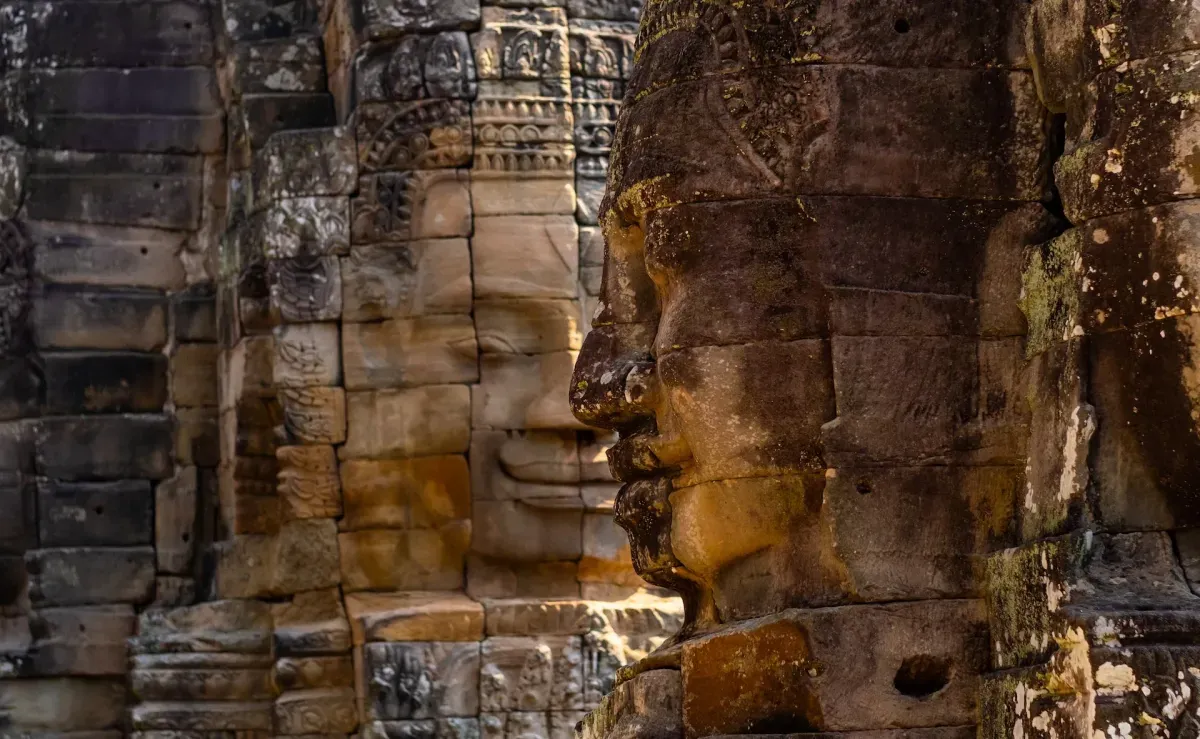 https://api.holicay.com/uploads/large_7fc1fdf7-webp-angkor-feel-m1OjcJwXUQg-unsplash.webp