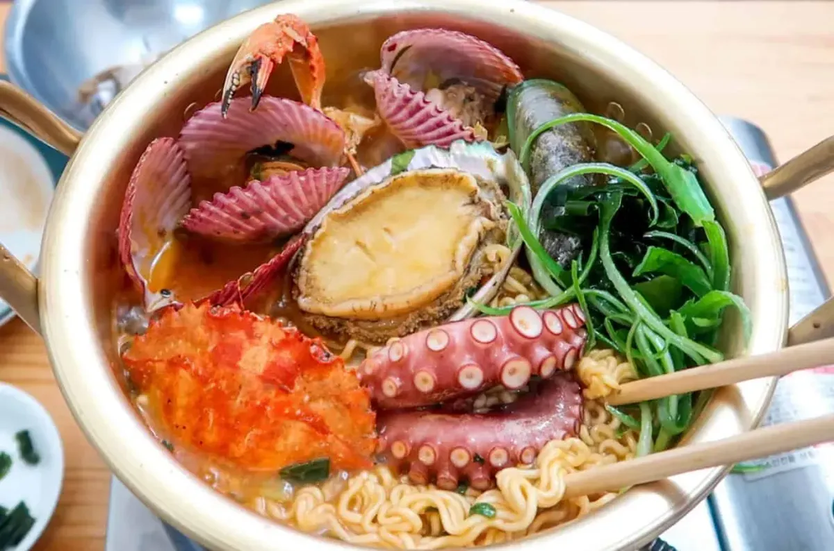 https://api.holicay.com/uploads/large_Jeju-Seafood-Ramen_c9962ef8bf.webp