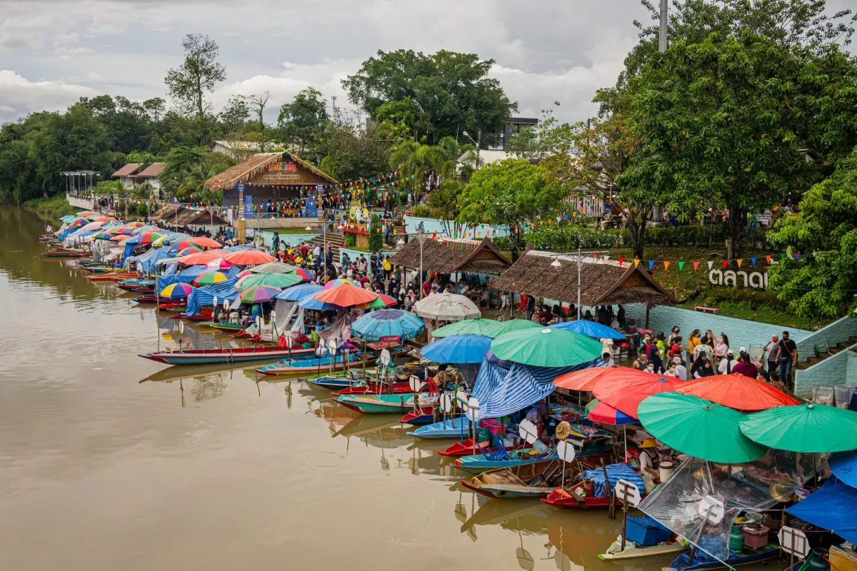 https://api.holicay.com/uploads/large_Khlong+Sae+Floating+Market+Hat+Yai_e07bc39fae.webp