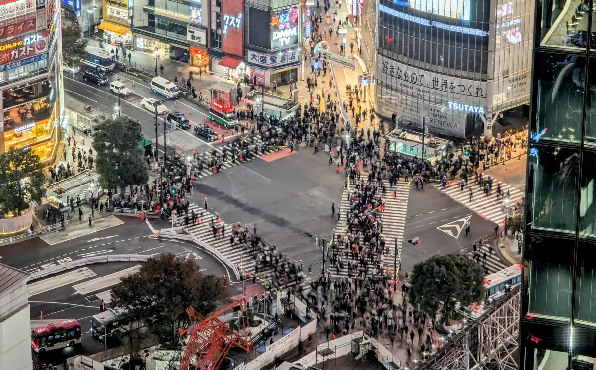 https://api.holicay.com/uploads/large_Shibuya_scramble_crossing_during_Halloween_2023_actually_less_crowded_than_usual_high_police_presence_2_552a79707e.webp
