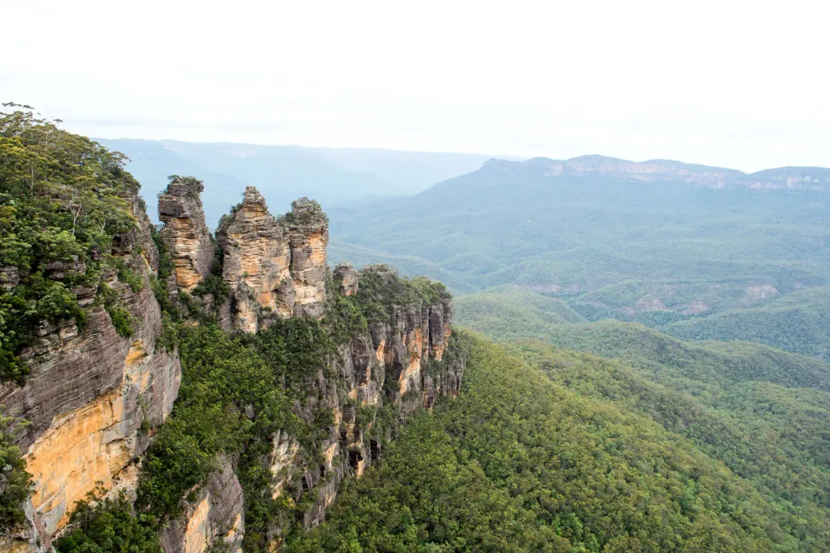 https://api.holicay.com/uploads/large_The+Three+Sisters+at+Echo+Point+in+the+Blue+Mountains_96a7e18424.webp