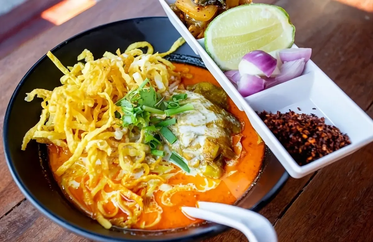 https://api.holicay.com/uploads/large_a0d7054f-webp-stock-photo-northern-thai-curry-noodles-with-chicken-khao-soi-kai-1596853288-transformed-transformed.webp