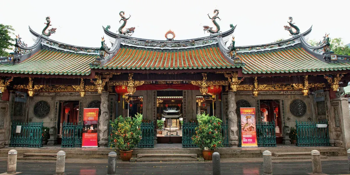 https://api.holicay.com/uploads/large_dc0dd9e8-webp-thian-hock-kheng-temple.webp