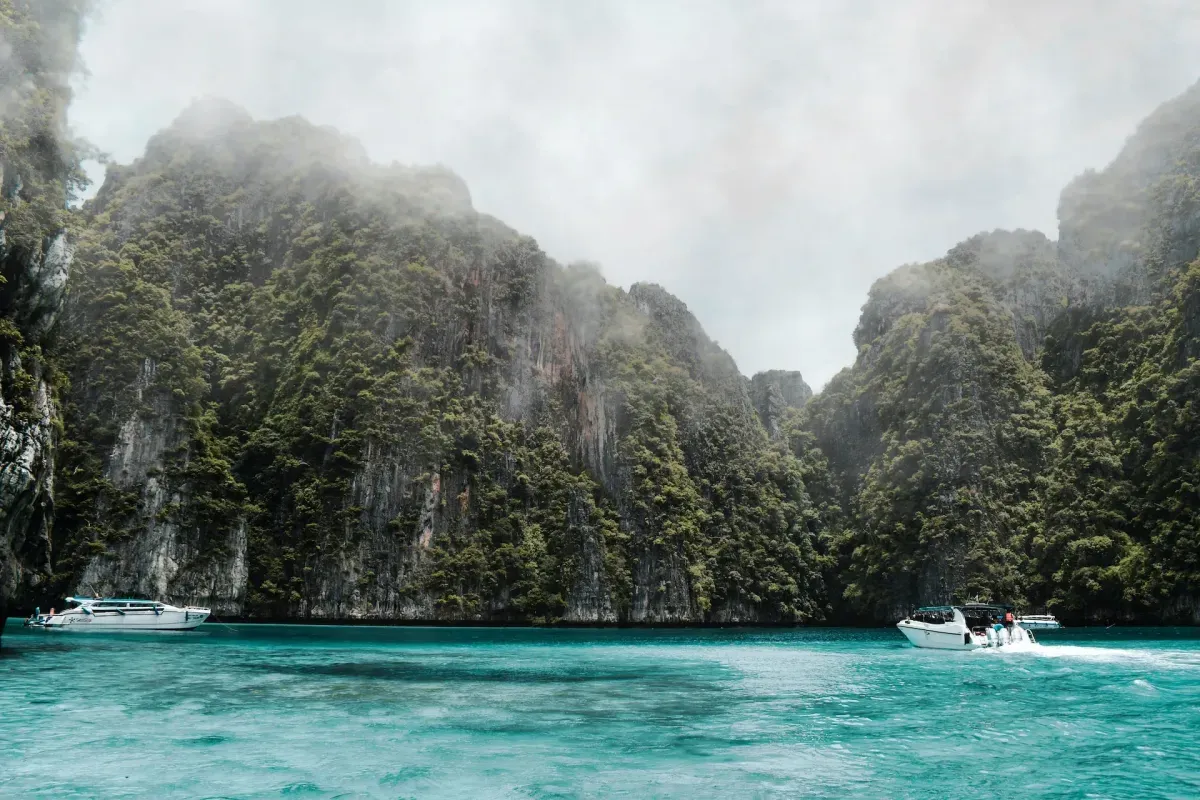 https://api.holicay.com/uploads/large_e8fc5177-webp-vandan-patel-aAa7bvn0SVY-unsplash.webp