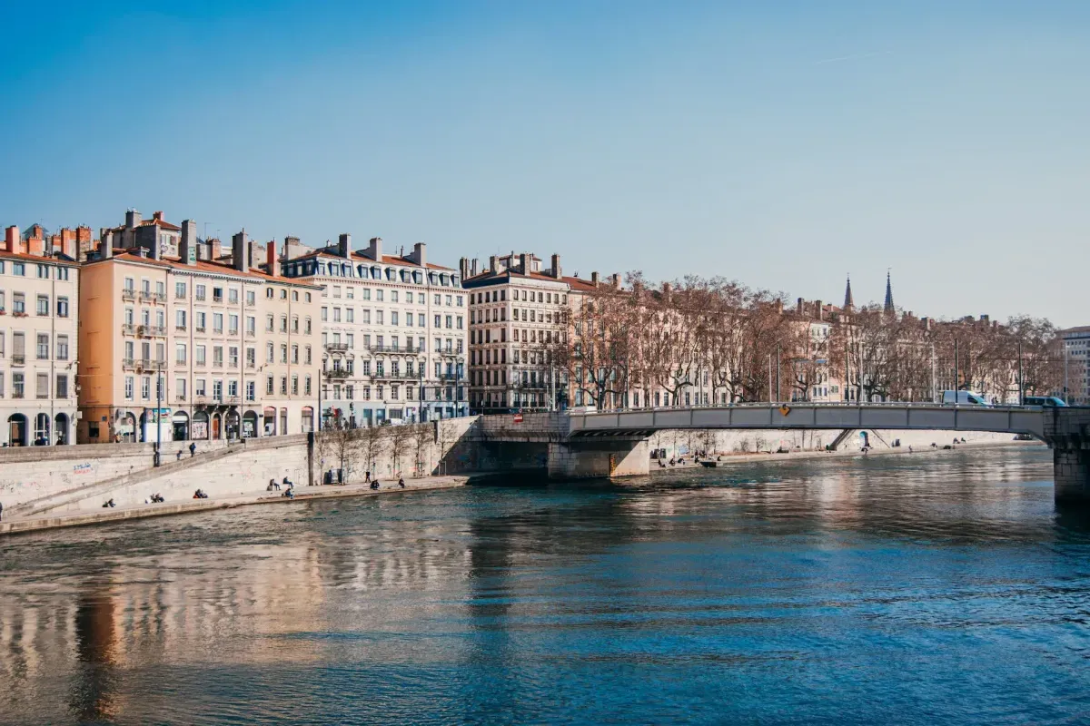 https://api.holicay.com/uploads/large_pexels-mihai-vlasceanu-16632272_a4b293e2ba.webp