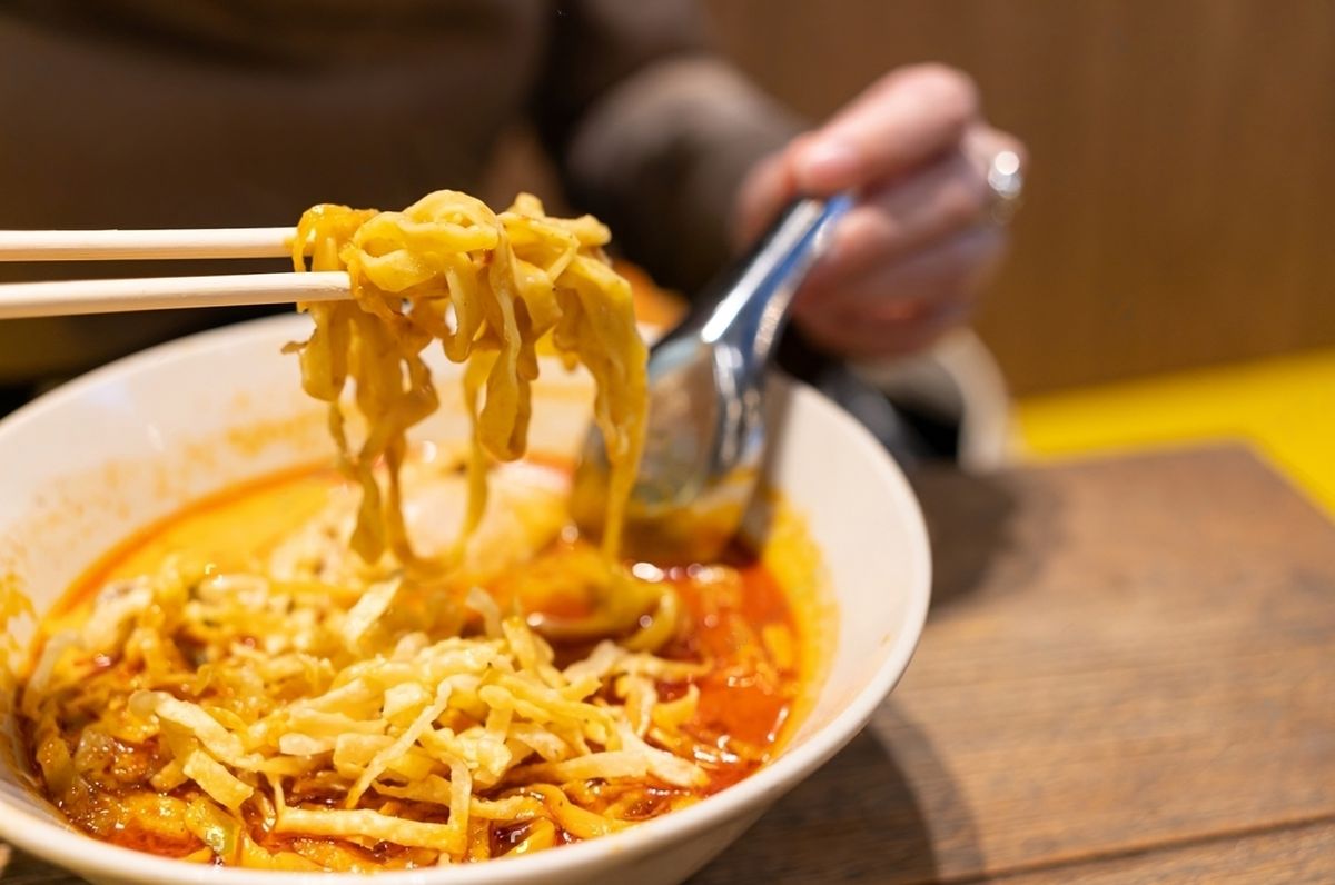 https://api.holicay.com/uploads/large_stock-photo-khao-soi-thai-noodles-khao-soi-chicken-curry-with-seasoning-on-wooden-floor-northern-thai-food-2235434597-transformed-transformed.jpeg