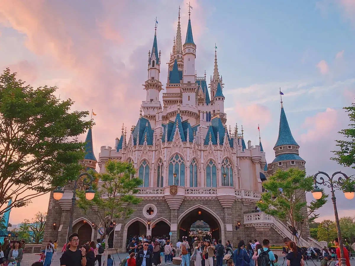 https://api.holicay.com/uploads/large_tokyo-disneyland-08_90464211e2.webp