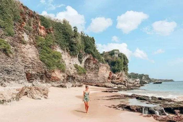 https://api.holicay.com/uploads/medium_0656e173-webp-beach.webp