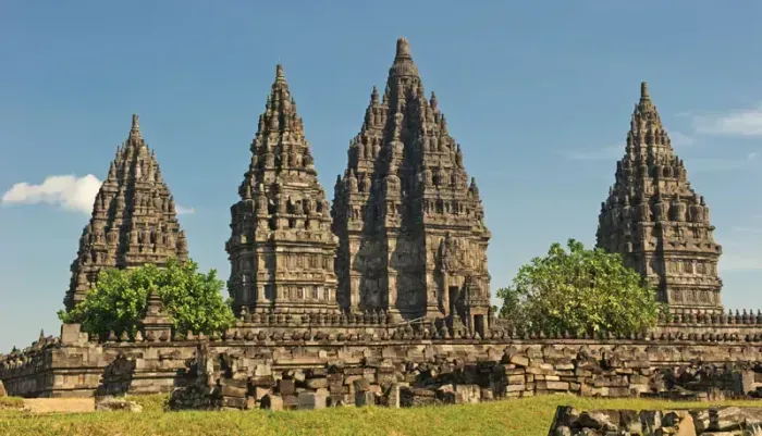https://api.holicay.com/uploads/medium_5935e62f-webp-Temple-Prambanan-Yogyakarta-Indon-Java.webp