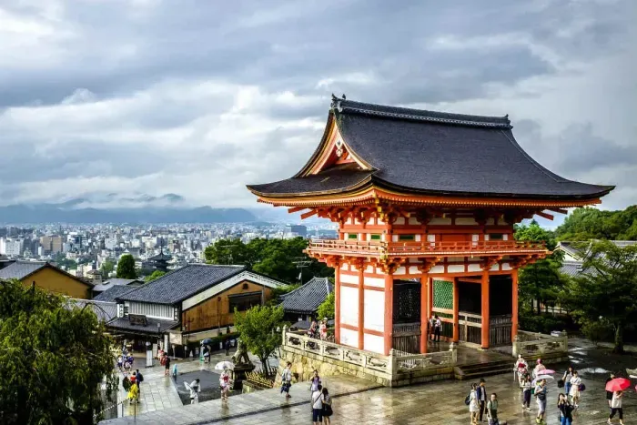 https://api.holicay.com/uploads/medium_Kyoto_Japan-1170x780_0fdc9fdfc9.webp