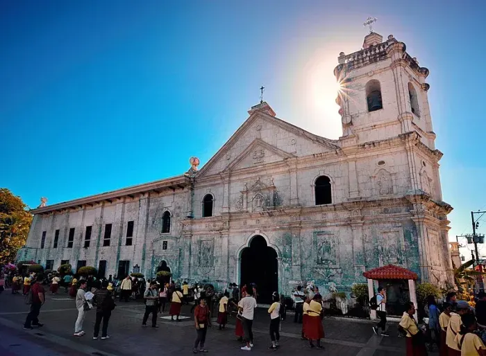 https://api.holicay.com/uploads/medium_f62e5526-webp-800px-Allan_Jay_Quesada_-_Santo_Nino_Cathedral_or_the_Basilica_del_Santo_Ni%C3%B1o_DSC_7880.webp