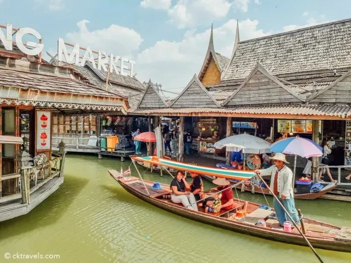 https://api.holicay.com/uploads/medium_f74112f1-webp-pattaya-floating-market-31-1150x863.webp