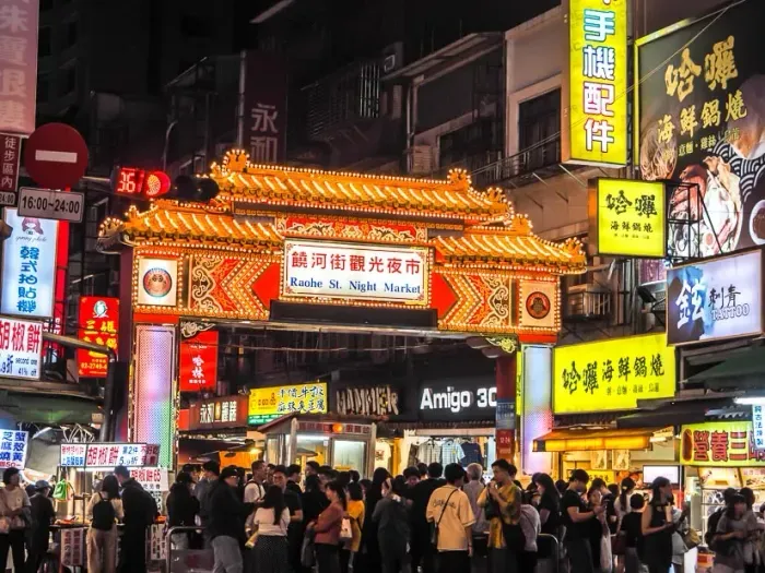 https://api.holicay.com/uploads/medium_night_market_b673ab7e55.webp