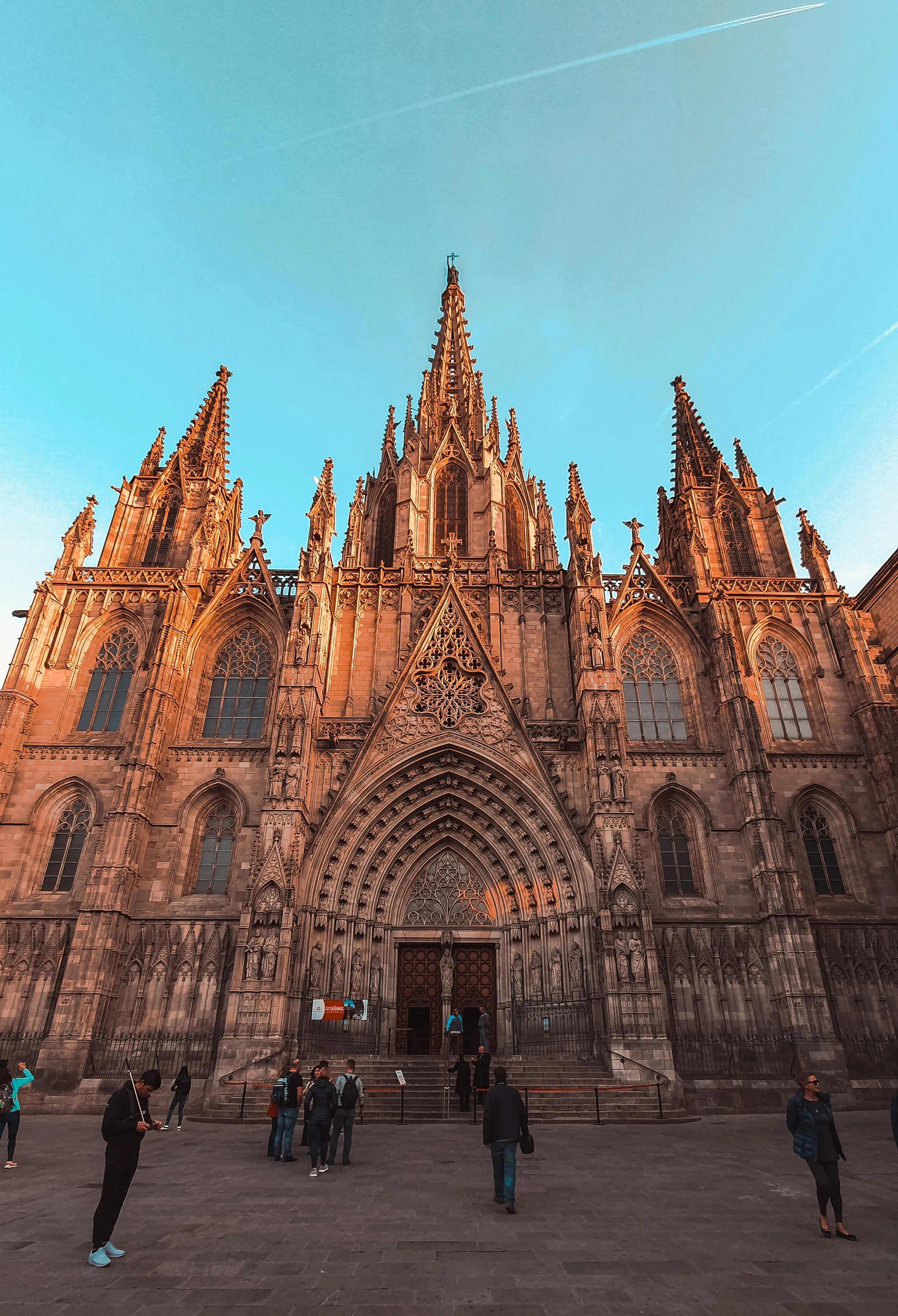Barcelona Bucket List: How to Explore in 4 Days x06dyp