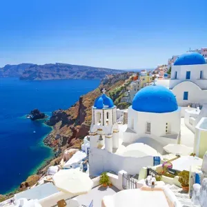 https://api.holicay.com/uploads/small_Santorini_Greece_Honeymoon-1_7219e723b0.webp