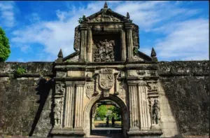 https://api.holicay.com/uploads/small_b0be684c-webp-intramuros.webp